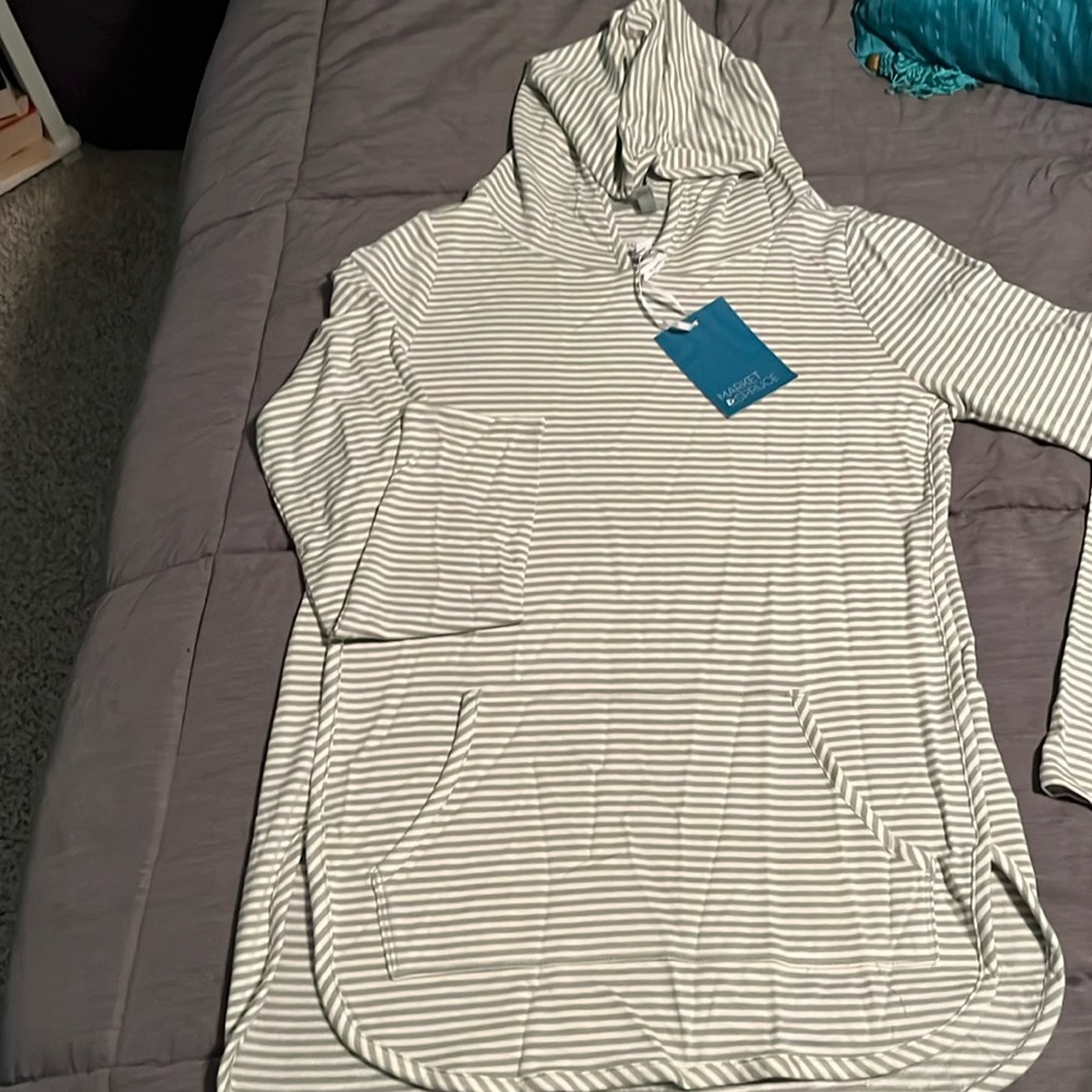 Market & Spruce Hooded top size Small. NWT